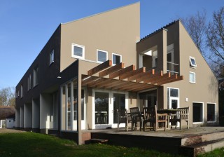 Nieuwe kleurstelling en terrasoverkapping woonhuis Buerweg Bergen